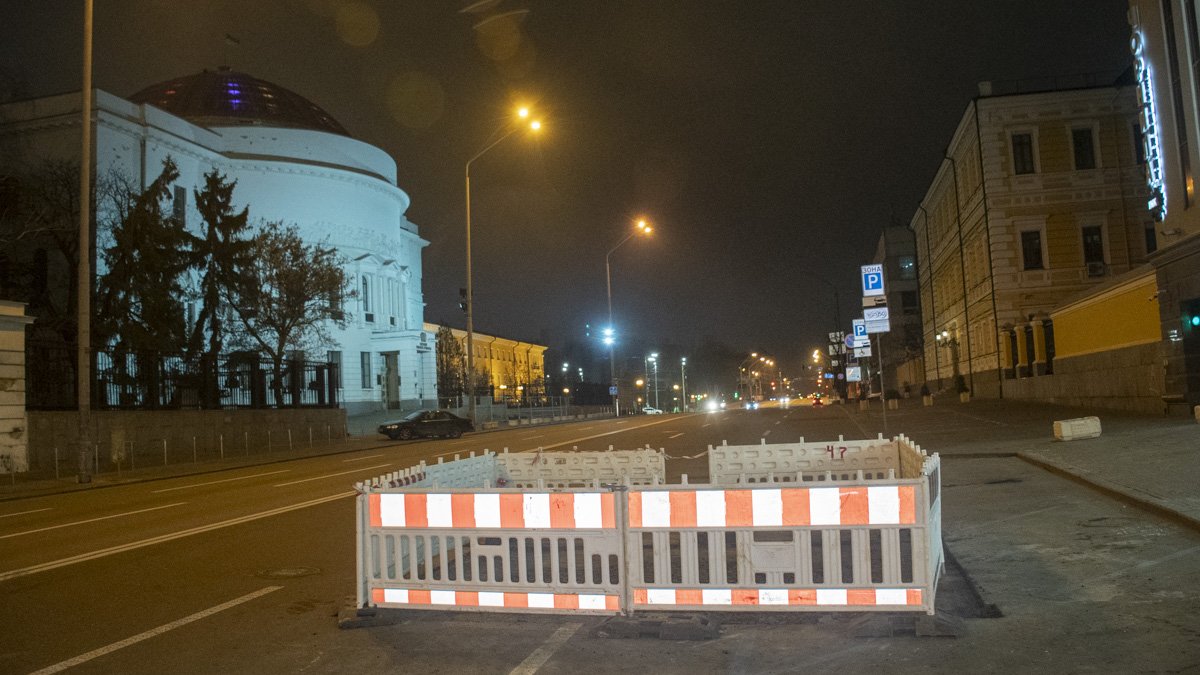 В центре Киева возле оперного театра провалился асфальт