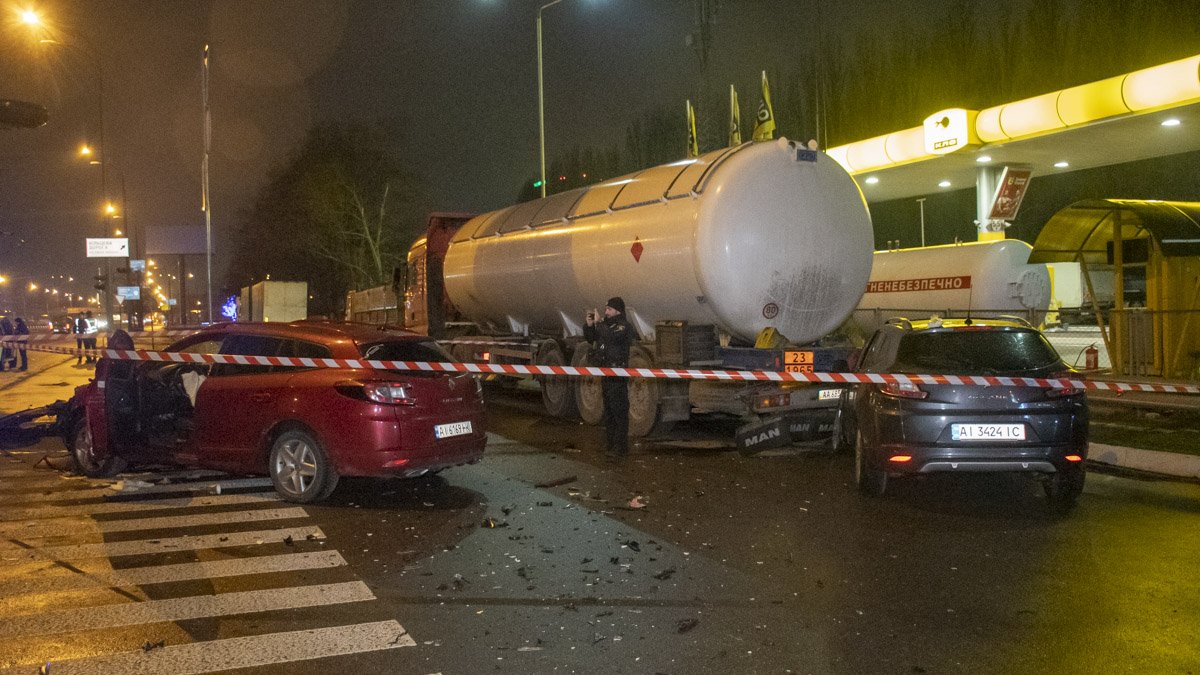 В Киеве возле ипподрома столкнулись два Renault: один автомобиль влетел в столб, второй - в бензовоз