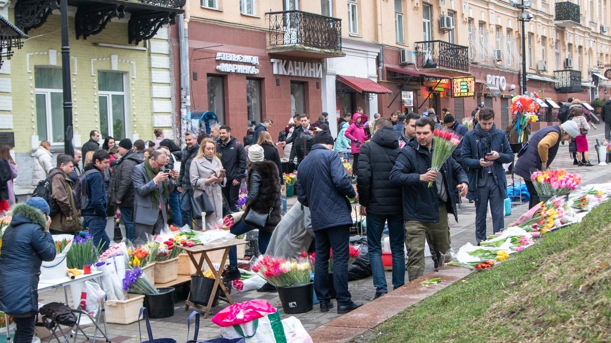 Как в предпраздничную пятницу мужчины Киева скупают цветы: сколько стоит букет сейчас и на 8 марта