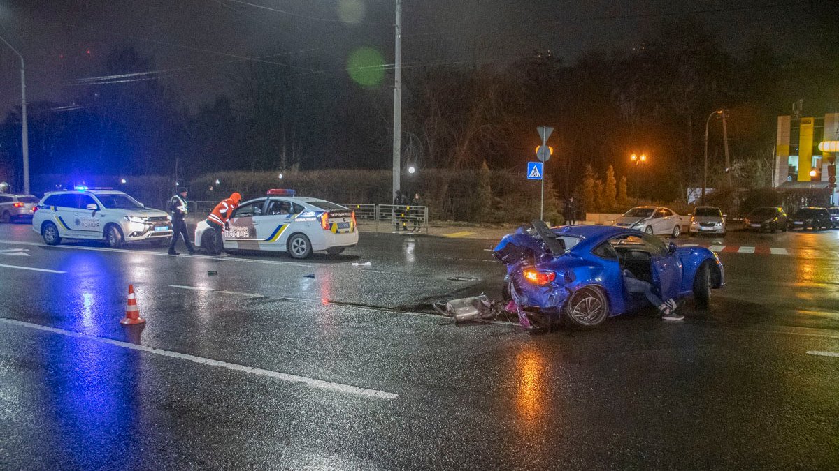 В Киеве на Воздухофлотском проспекте Subaru BRZ влетел в столб: погиб парень