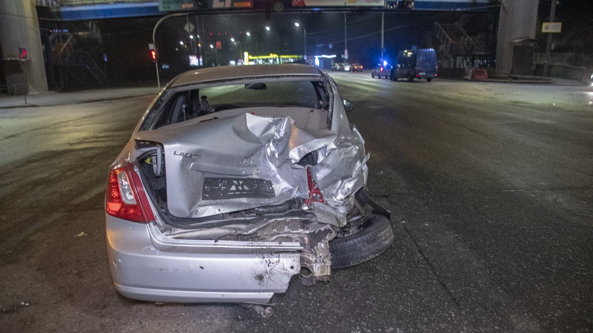 В Киеве на Лобановского Sprinter смял Chevrolet: травмированный пассажир терял сознание