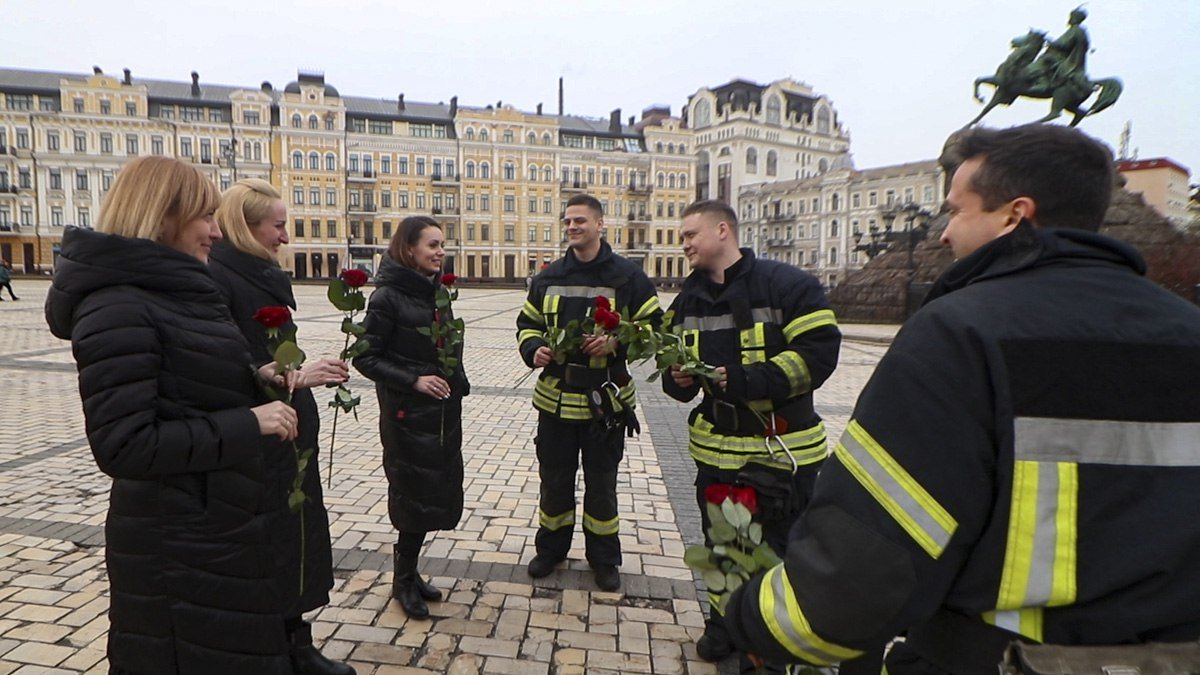 Тревога, отмена! Информатор и спасатели Киева сняли новый клип к 8 марта на хит Jerry Heil