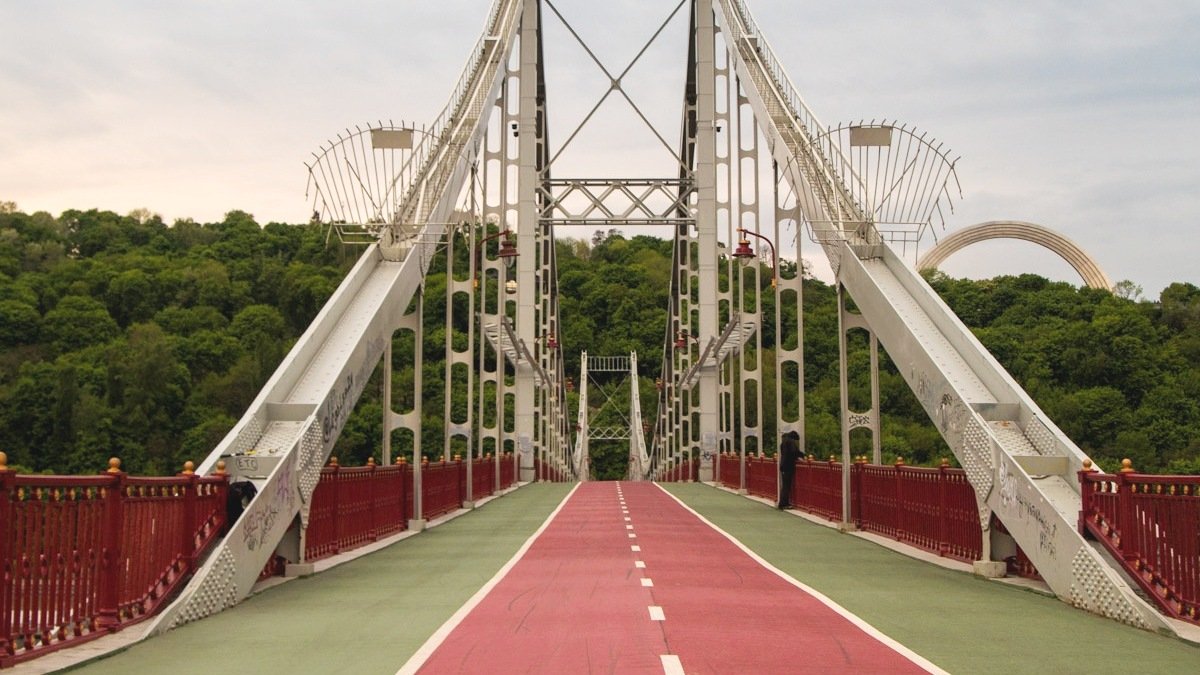 В Киеве на три дня перекроют Парковый пешеходный мост