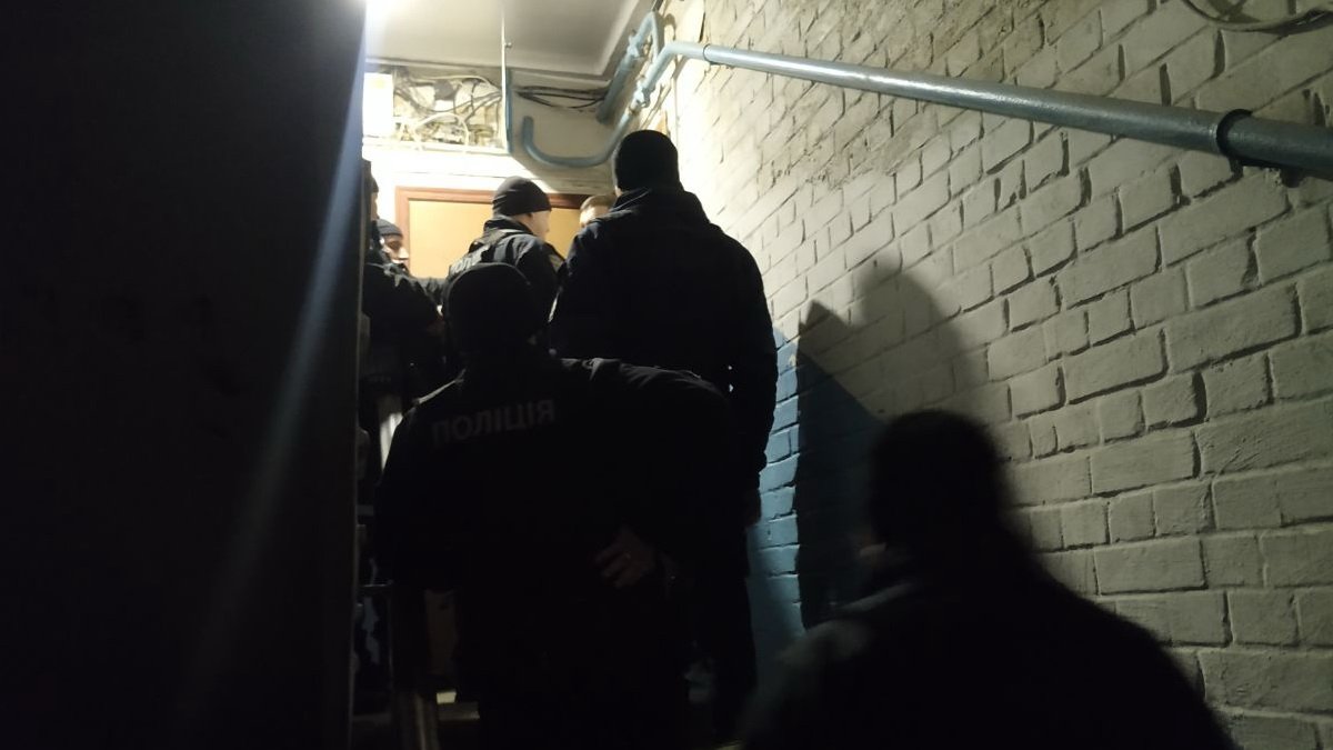 В Киеве полицейский стрелял по чайнику, а во время обыска выпрыгнул из окна