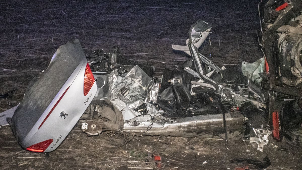 Под Киевом фура разорвала Peugeot и перевернулась: погибли двое мужчин и женщина