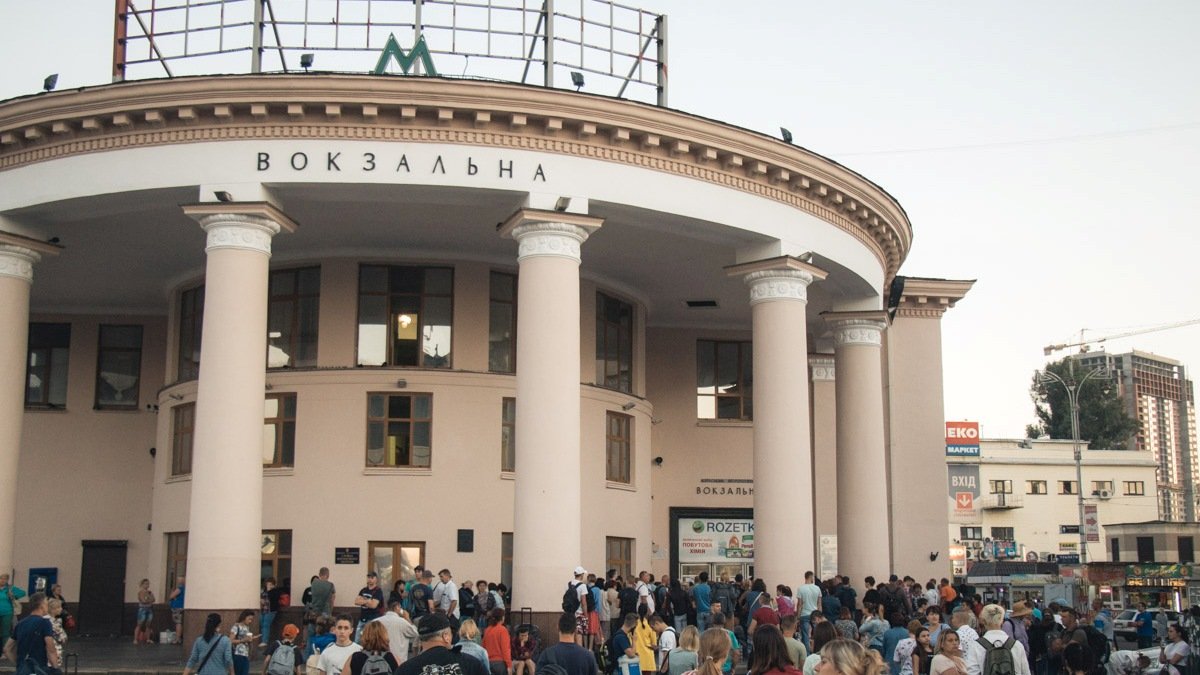 "Взрыв" на станции метро "Вокзальная" в Киеве: что произошло