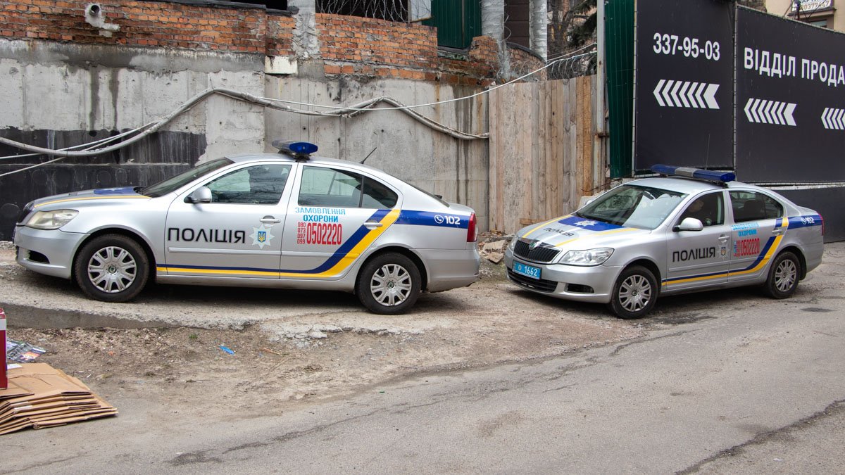 В Киеве охранник стрелял в коллегу и ударил его пистолетом из-за мебели