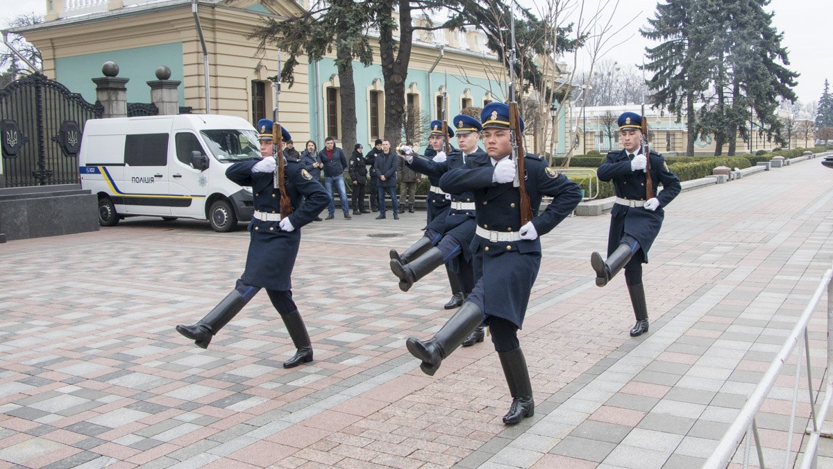 В Киеве под Верхновной Радой дежурит почетный караул: как проходит церемония ранним утром