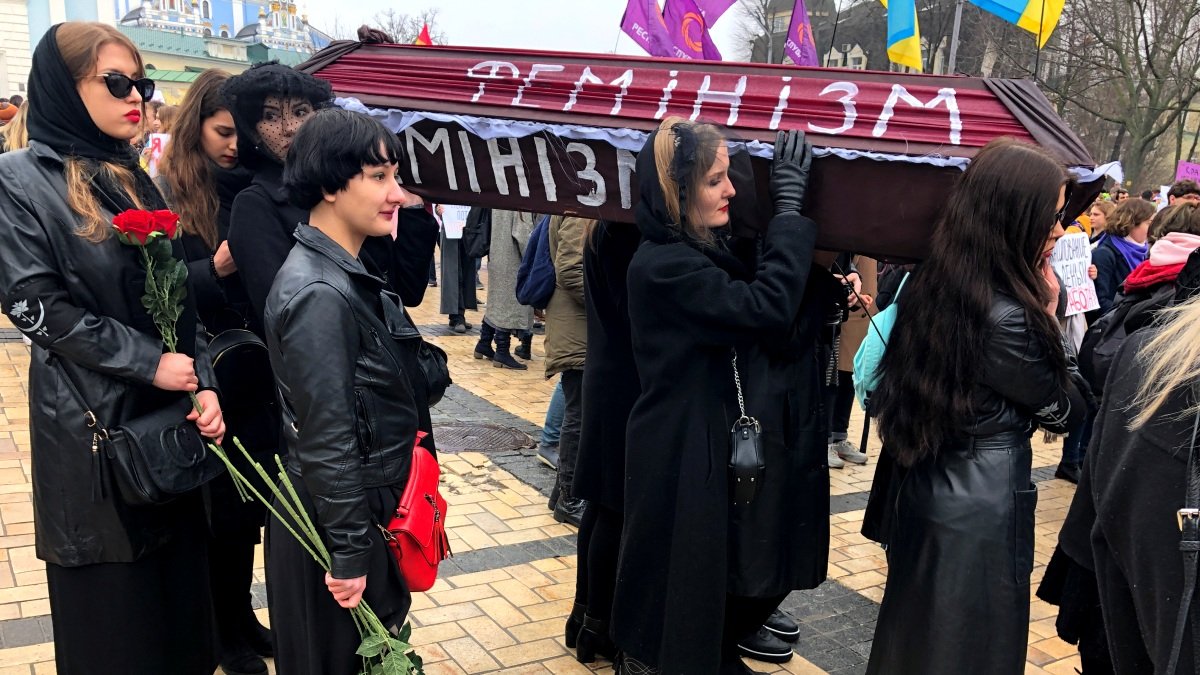 В Киеве на Марш женщин принесли гроб: что сейчас происходит на Михайловской площади