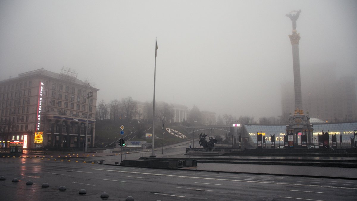 Туманно и пустынно: как центр Киева встречает утро выходного понедельника