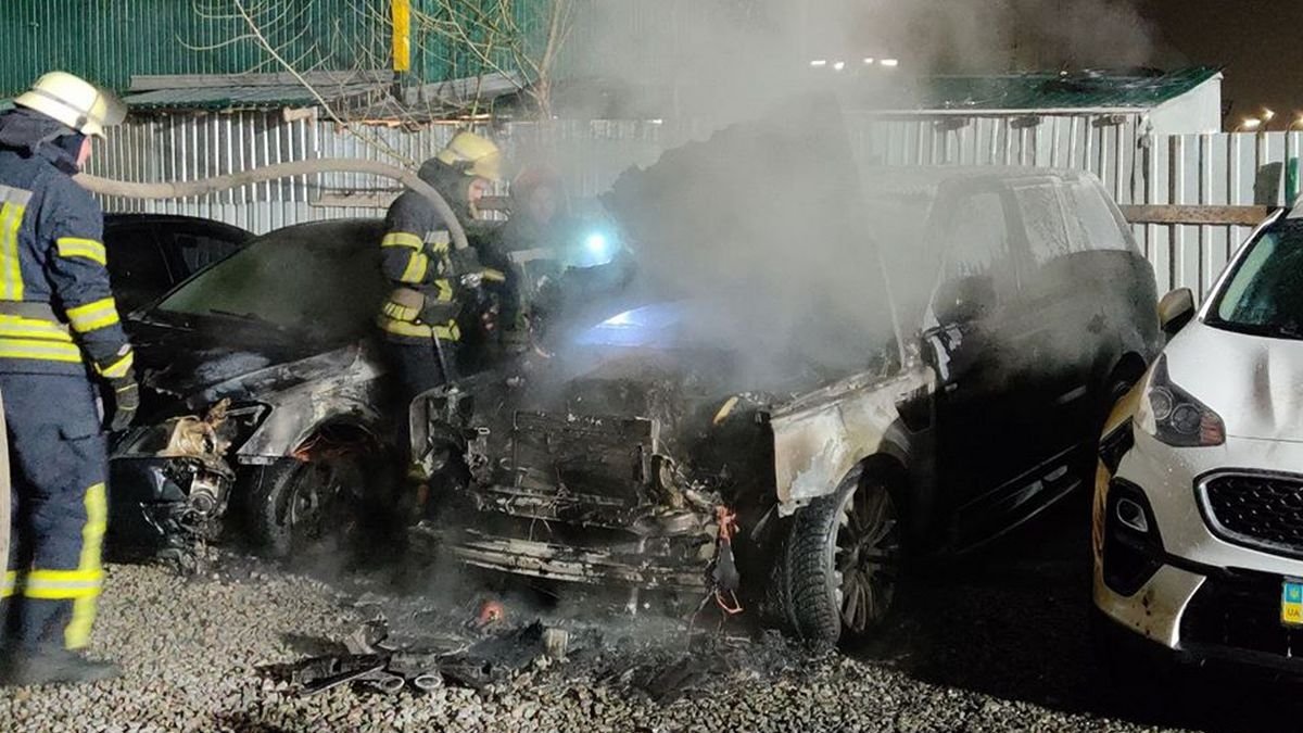 В Киеве на Позняках загорелся Range Rover: огонь перекинулся на соседние авто