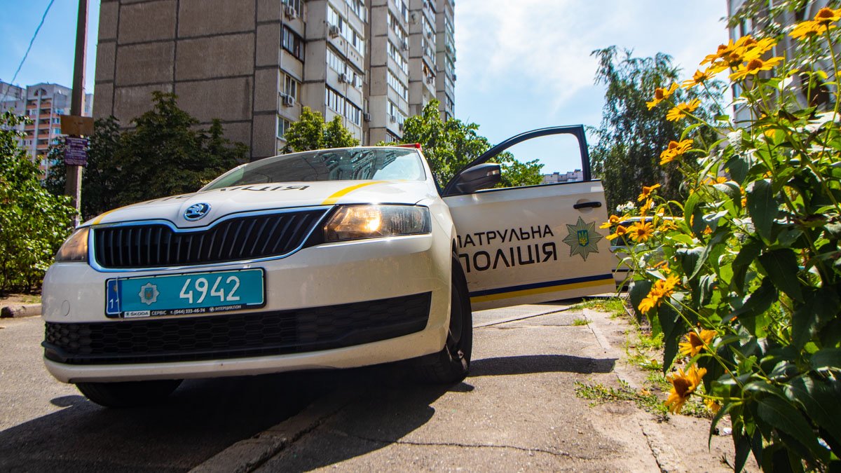 В центре Киева мужчина пробежал по машине патрульных и угодил в наручники