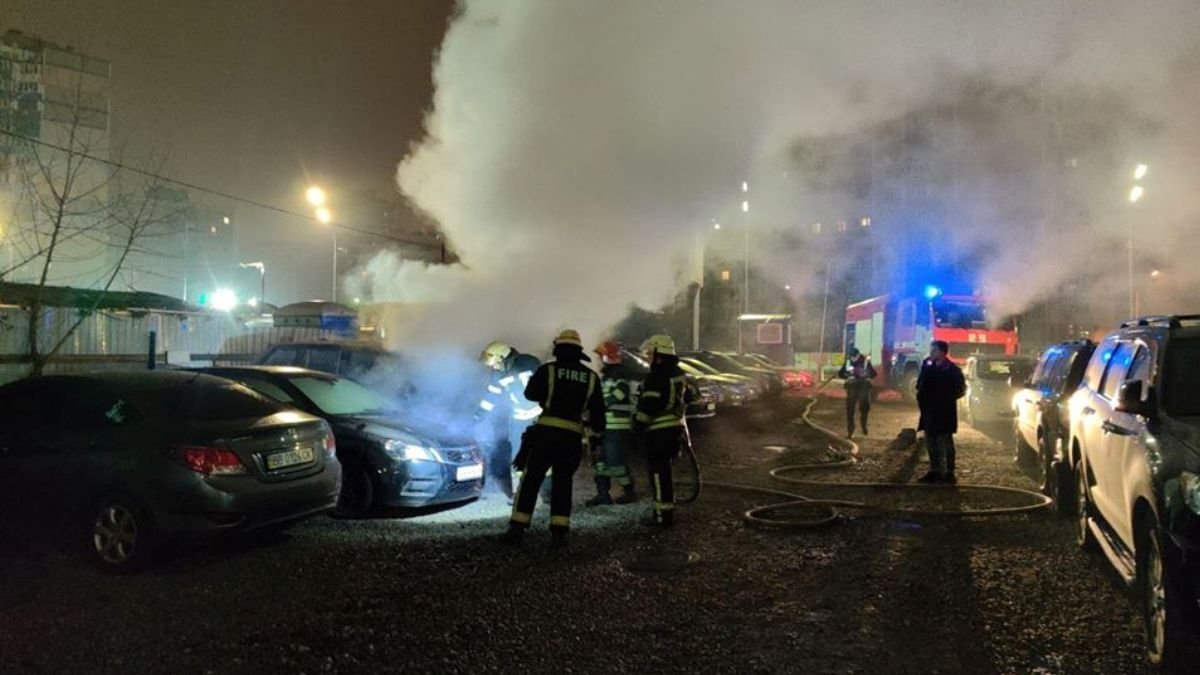 В Киеве на Позняках сожгли элитный внедорожник: появилось видео момента поджога