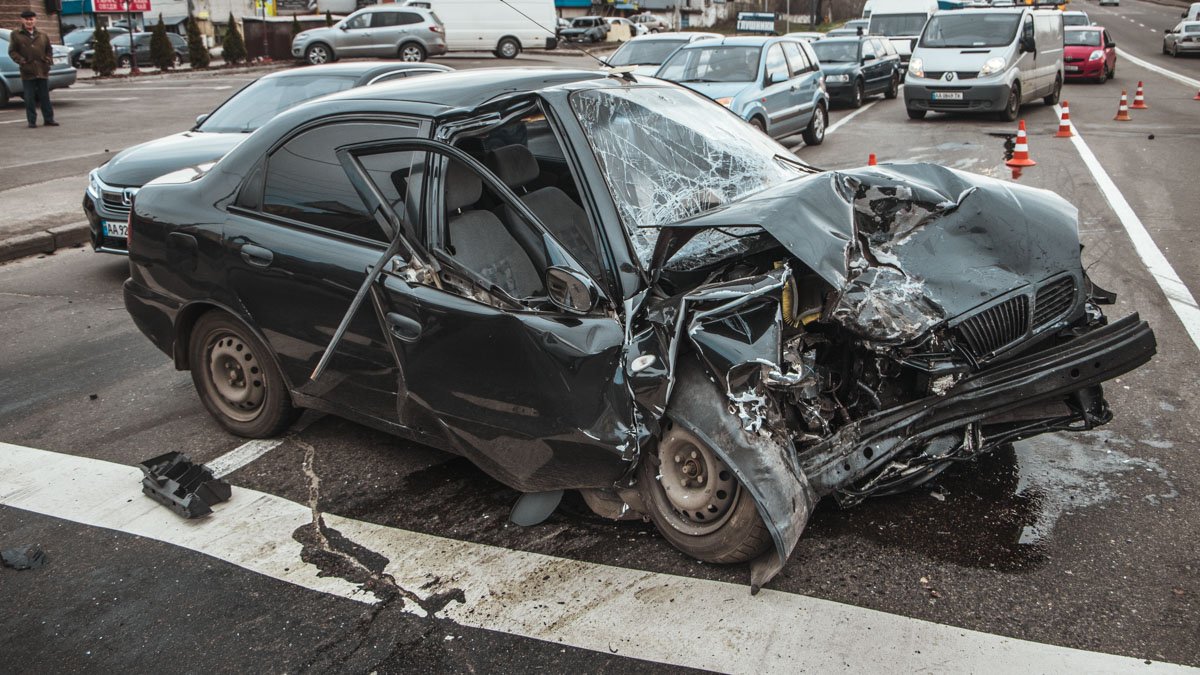 В Киеве на Оболони неадекватный мужчина на Lanos протаранил в лоб три автомобиля