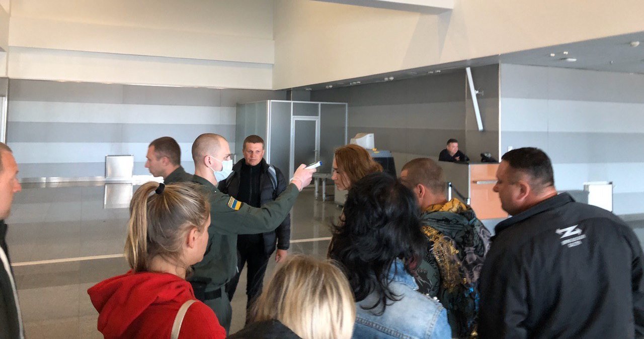 Карантин из-за коронавируса в Украине: как проверяют прибывших пассажиров в аэропорту «Борисполь»