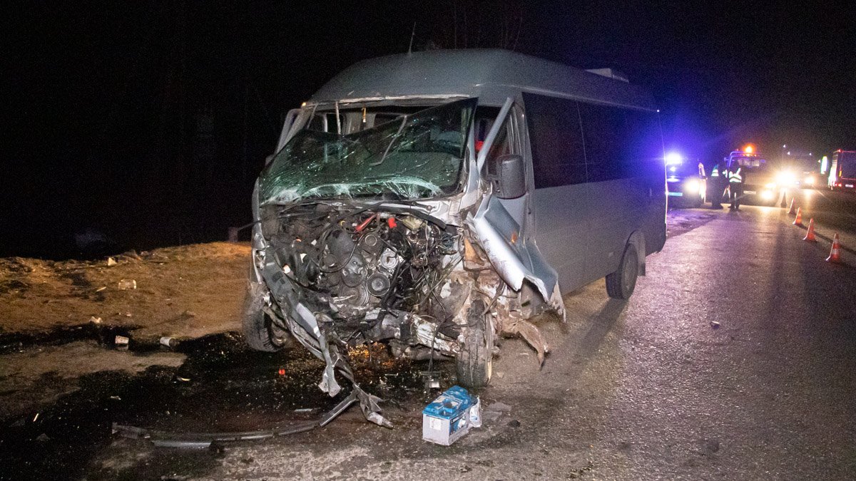 Под Киевом микроавтобус протаранил и отправил в кювет Volkswagen: есть пострадавшие