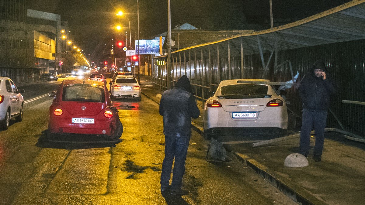 В центре Киева Porsche Panamera протаранил Volkswagen и врезался в строительный забор