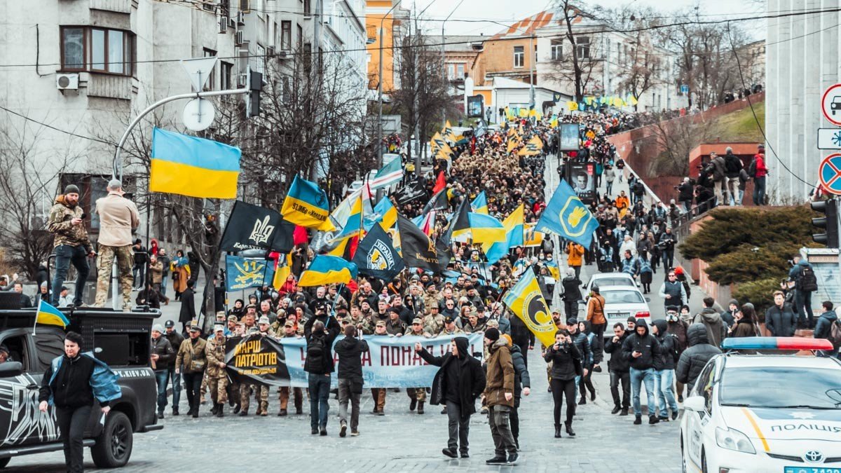 В Киеве тысячи добровольцев прошлись по центру и высказали свои требования Зеленскому: как это было