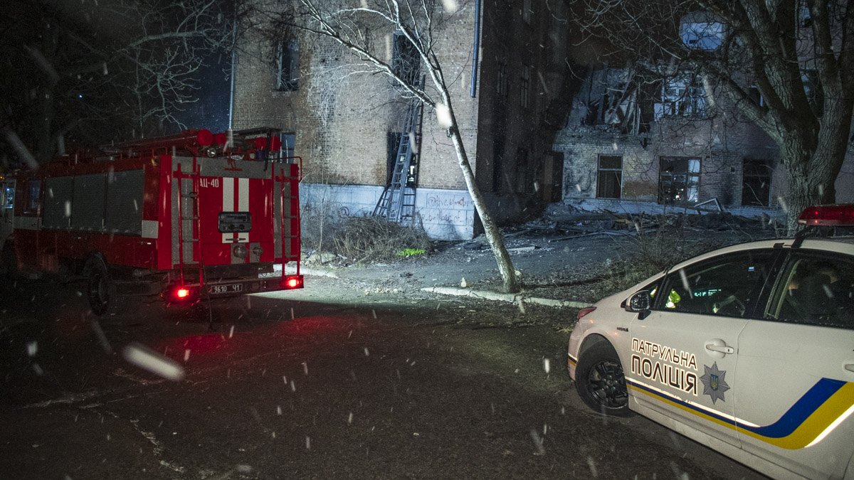 В Киеве на Голосеевском проспекте дважды за ночь горело трехэтажное здание: пожарные спасли кошку