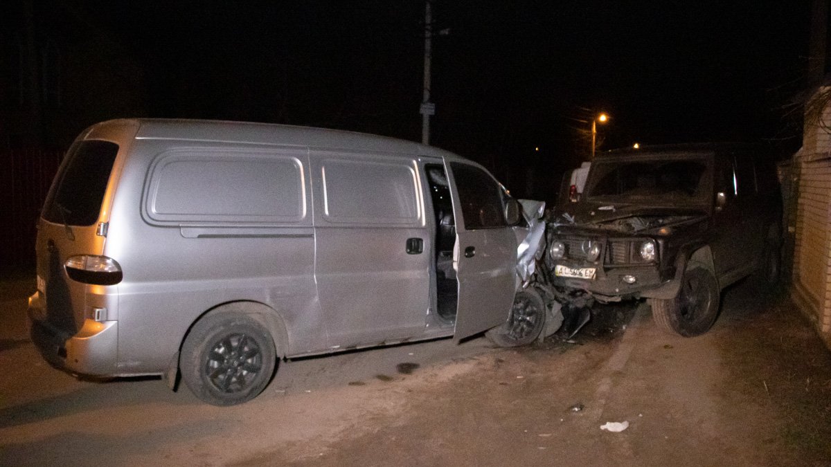 В Киеве водитель Hyundai после бутылки виски влетел в стоящий Mercedes Gelandewagen