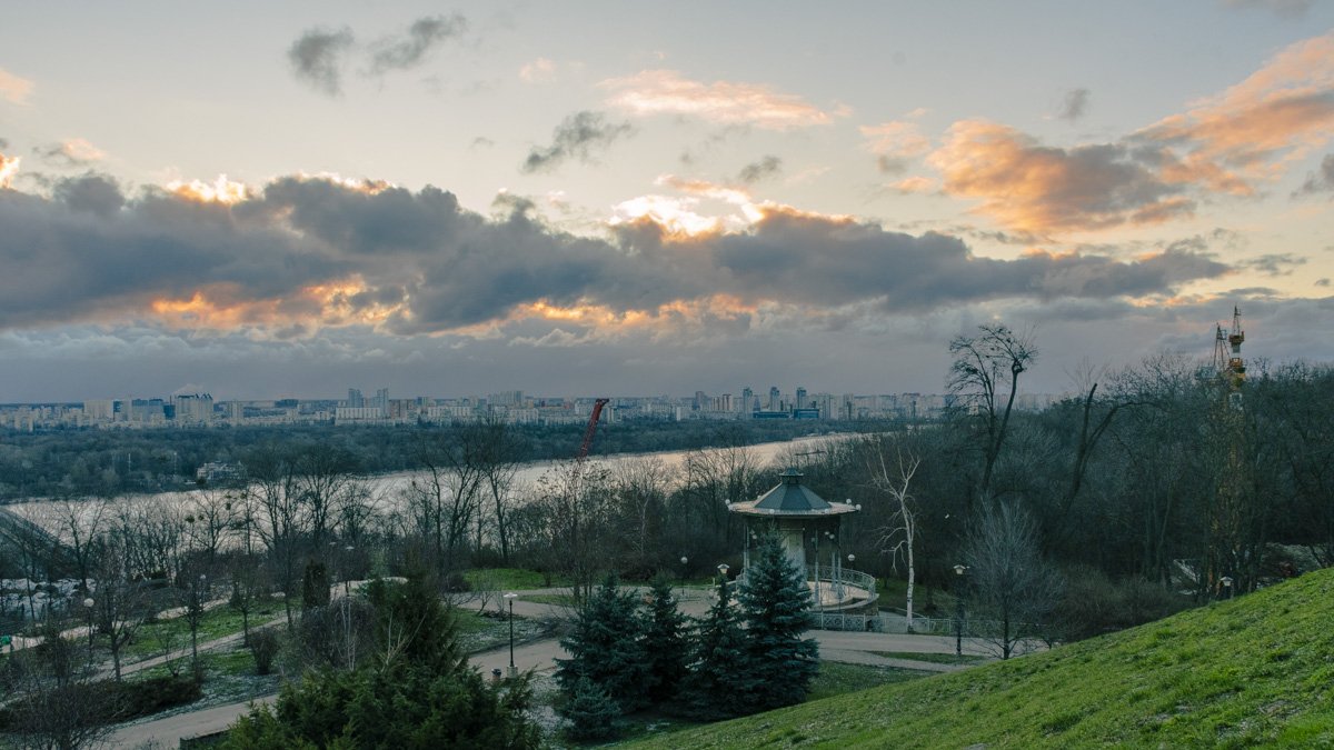Особый взгляд: как рассветные лучи пробивались сквозь облака в Киеве в парке Славы
