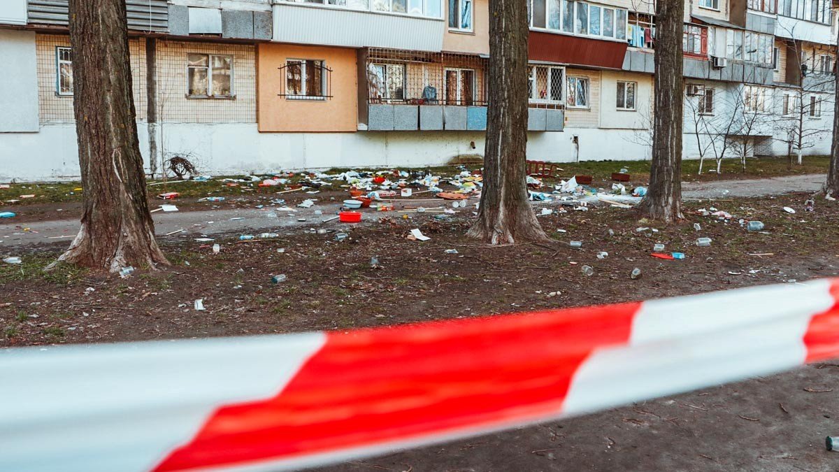 Появилось видео, как женщина выбрасывает вещи из окна в Киеве на Бощаговке