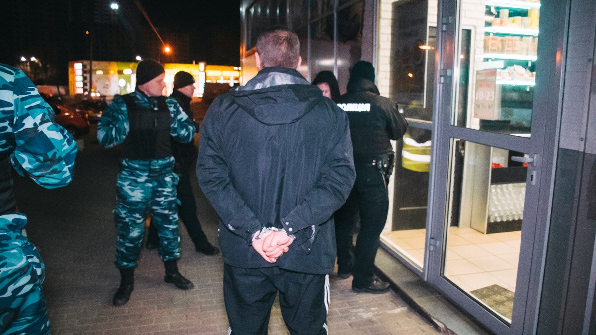 "Я делал фейерверк": в Киеве на Куреневке мужчина устроил стрельбу на входе в супермаркет