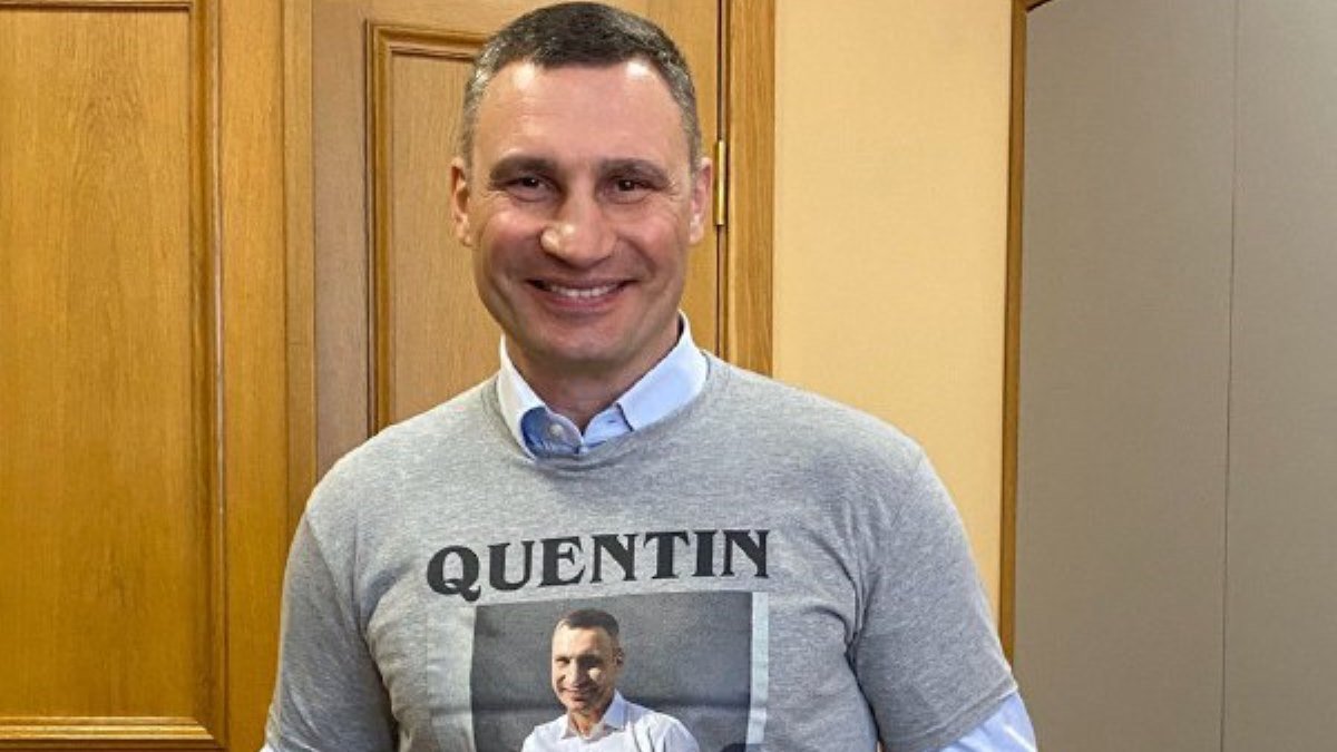 Мэру Киева Кличко подарили футболку в честь введения карантина