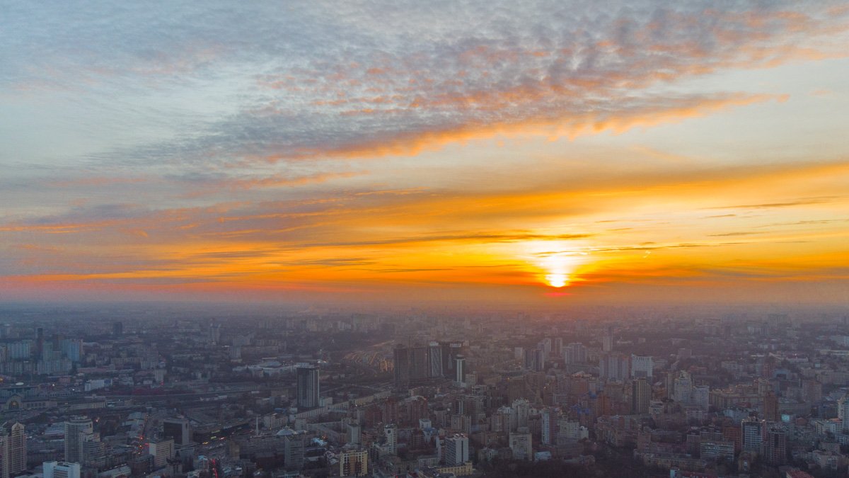 Особый взгляд: как выглядит закат в Киеве перед тотальным карантином