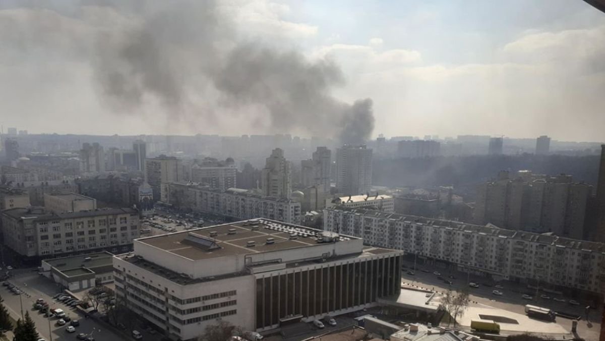 В Голосеевском районе небо окутал дым: что горит