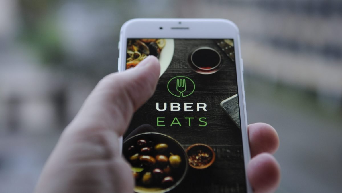 В Киеве Uber Eats запустил бесплатную доставку еды из ресторанов