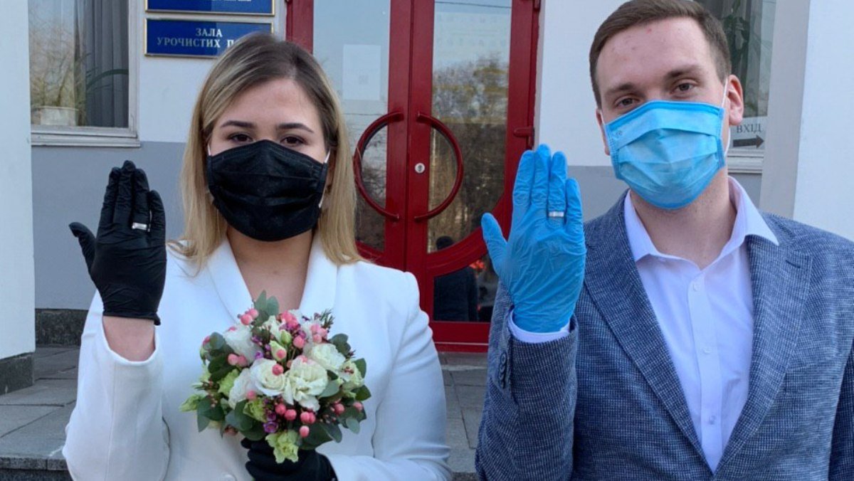 Любовь победит: в Киеве во время карантина пара расписалась в масках и перчатках