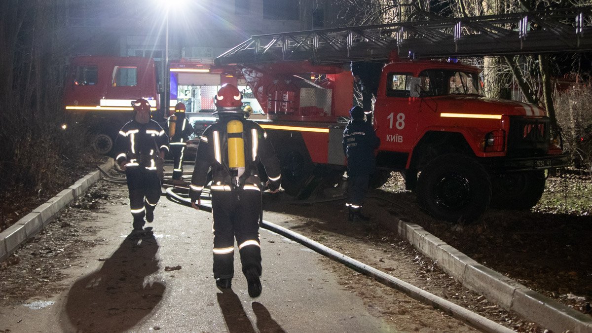 В Киеве в пожаре на Харьковском шоссе погибли двое людей