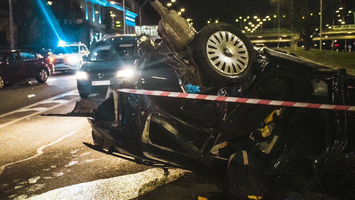В Киеве возле моста Метро Volkswagen столкнулся с Subaru и перевернулся: пассажир погиб, водитель в критическом состоянии