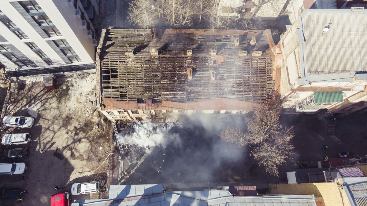 В центре Киева горел старый дом: полиция перекрыла улицу, несколько кварталов затянуло дымом