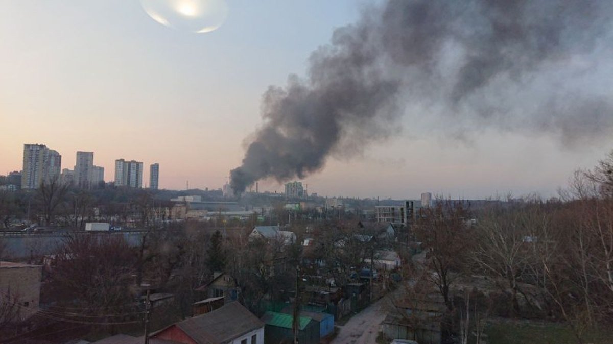 Масштабный пожар в Голосеевском районе: черный дым валит столбом