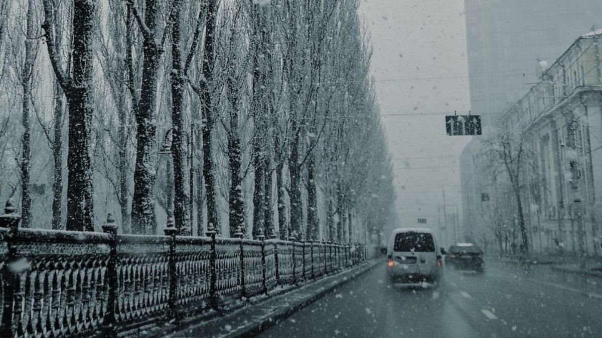 В Киеве зима решила взять реванш: как выглядит город во время снегопада