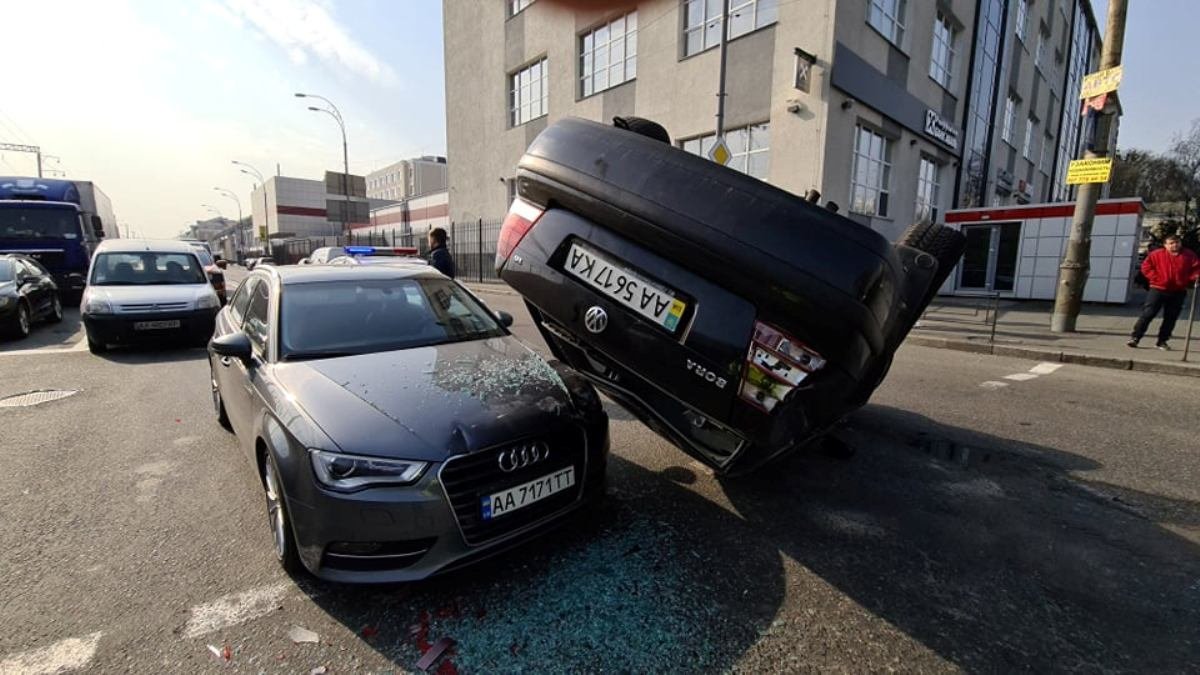 В Киеве в результате ДТП Volkswagen перевернулся на крышу и упал на Audi