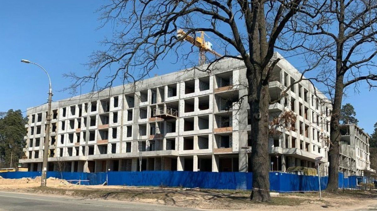 В Киеве в Пуще-Водице незаконно построили ЖК и начали продавать в нем квартиры