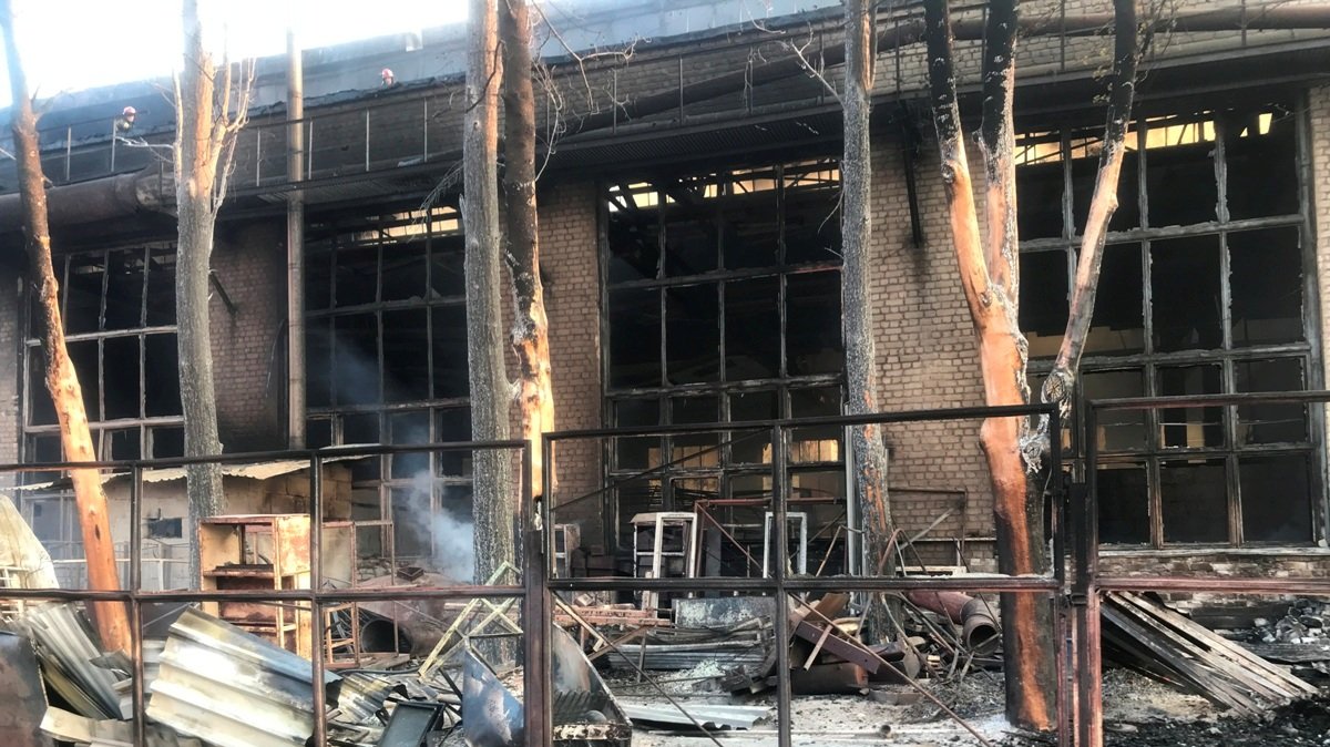 В Киеве на Бориспольской горят склады с лакокрасочными материалами