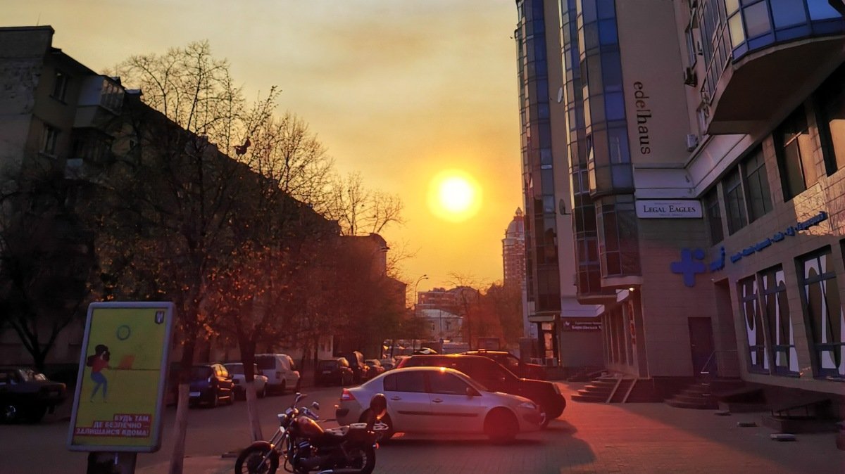 Закат солнца над Киевом на карантине: красивые фото не из окна вашей квартиры