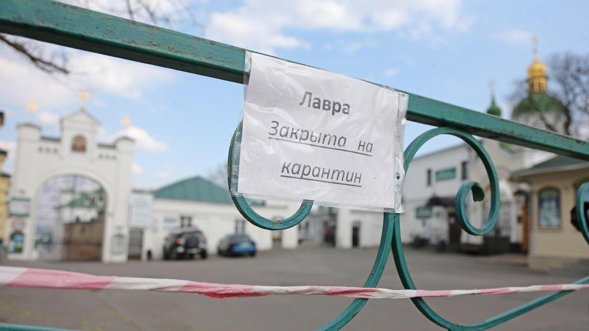 В Киево-Печерской Лавре заболеваемость коронавирусом не спадает: госпитализировали монахиню и учеников семинарии