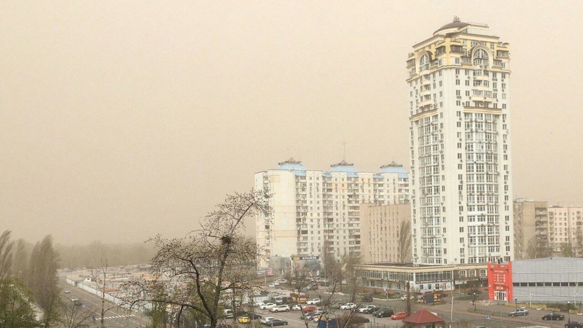 Киев накрыло серой пеленой: что это. Фото из разных районов