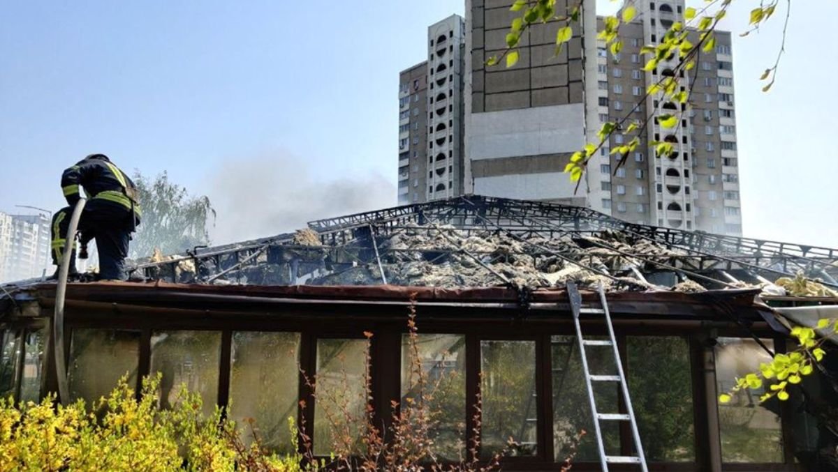 В Киеве на Позняках сгорел ресторан "Новая Земля"