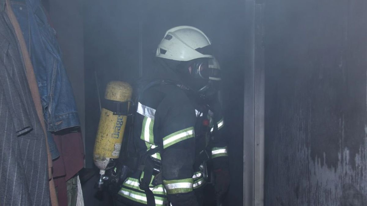 В Киеве на Пасху из горящей квартиры спасли женщину