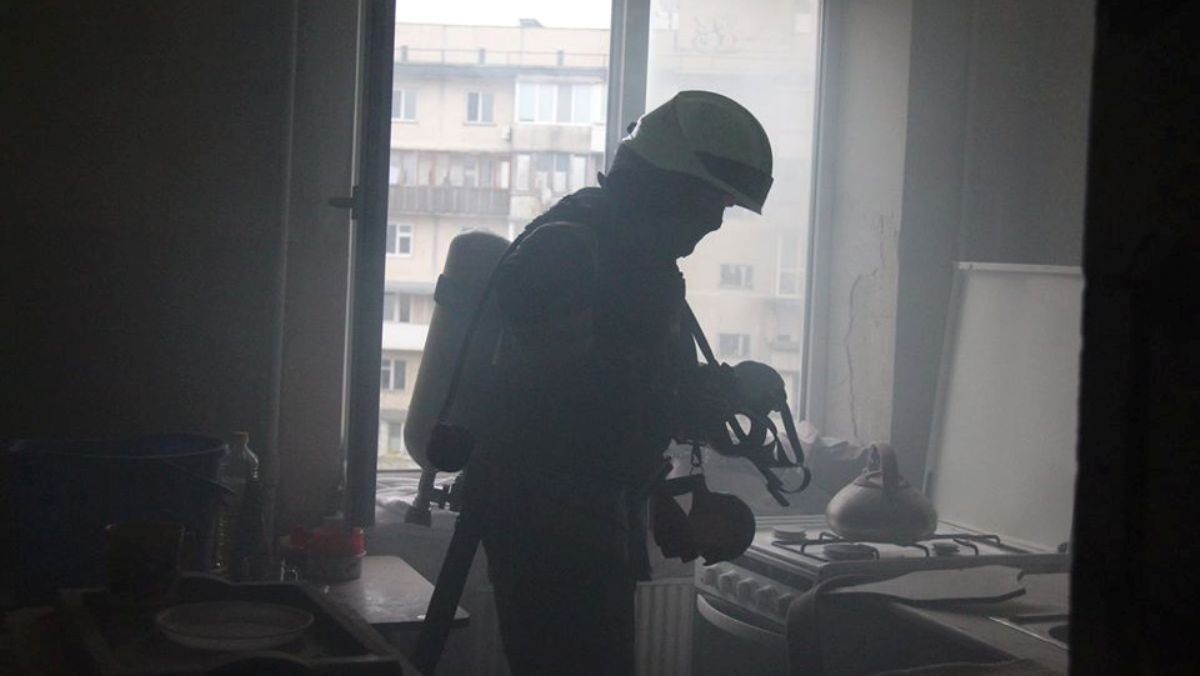 В Киеве на Бориспольской загорелась квартира