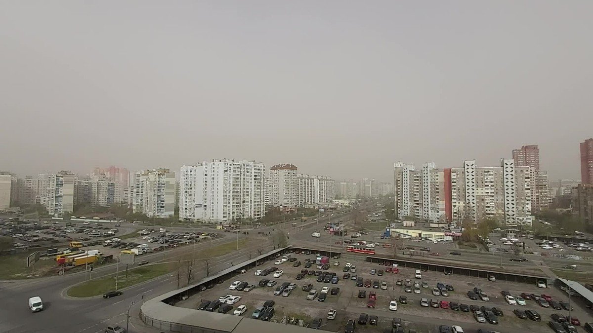В Киеве второй день воняет гарью: как выглядит город под смогом в разных районов