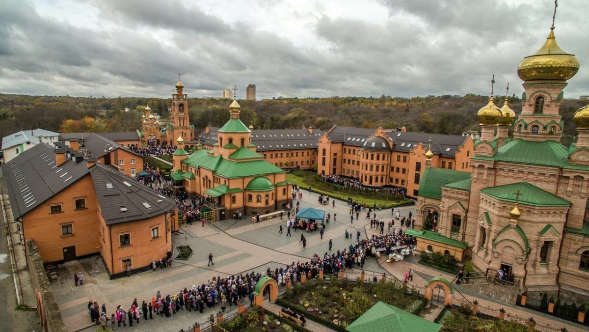 В Киеве из-за новой вспышки коронавируса на карантин закрыли еще один монастырь