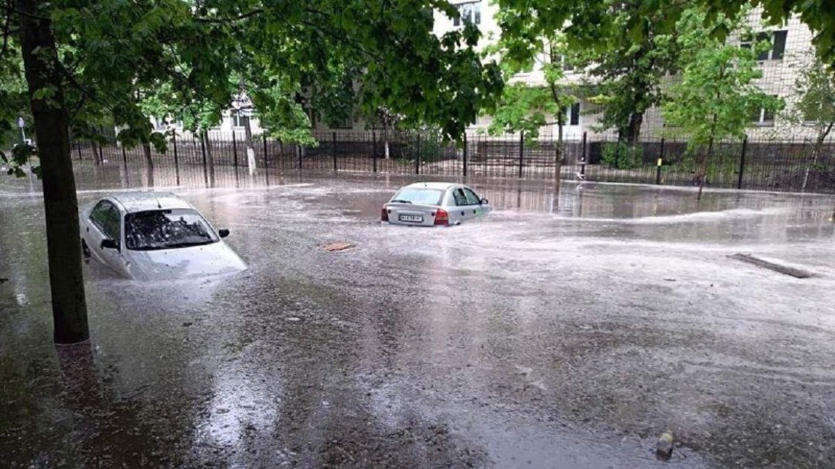 В Киеве ливень затопил улицы, машины тонут в потоках воды: фото и видео из разных районов города