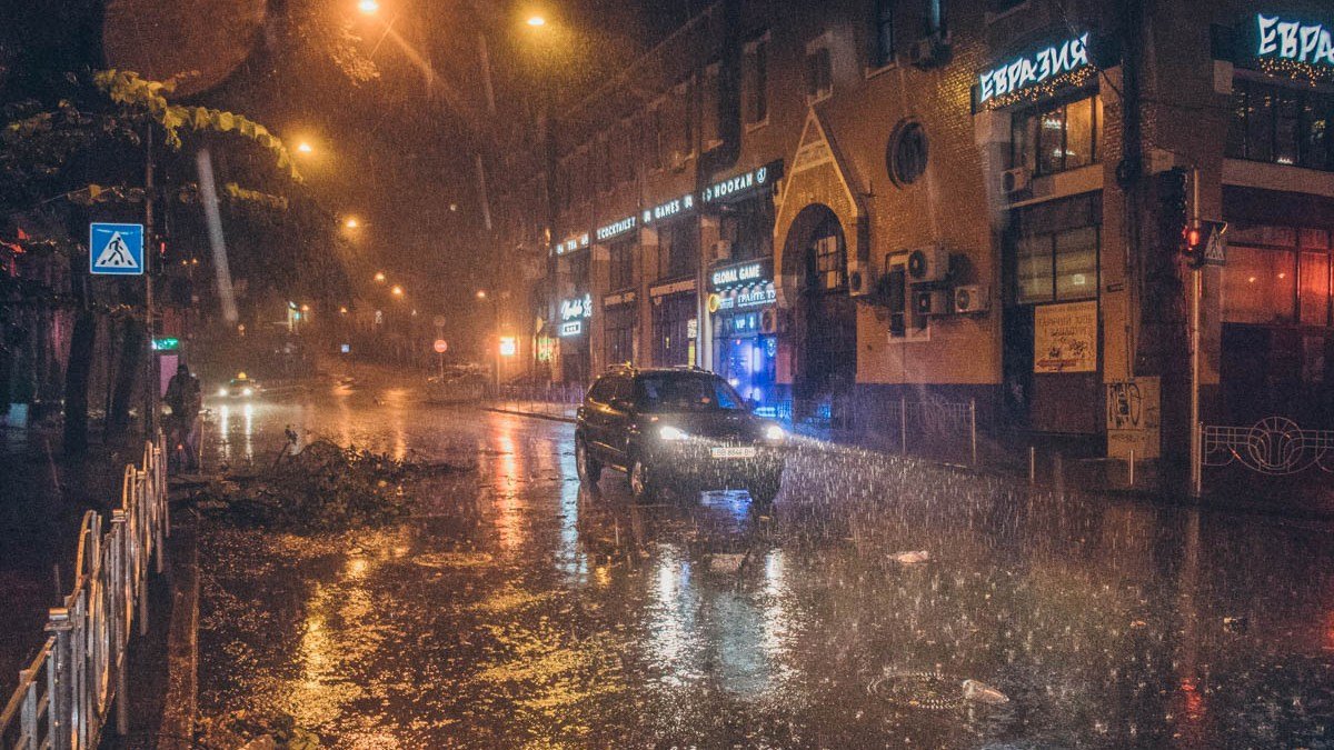 В Киеве объявили штормовое предупреждение: за ночь может выпасть месячная норма осадков